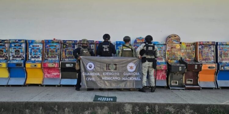 Decomisan 16 máquinas tragamonedas y droga en Apatzingán: SSP