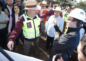 Avanza construcción del teleférico de Uruapan; Bedolla supervisa obra