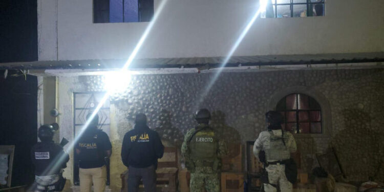 Cumplimenta FGE orden de cateo en la colonia Los Ángeles, en Morelia, y decomisa 300 dosis de droga