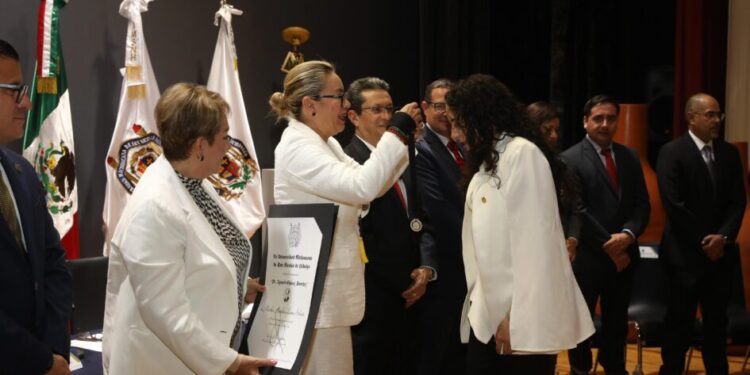Entrega Yarabí Ávila la Medalla “Dr. Ignacio Chávez Sánchez”; reconocen excelencia de estudiantes de Posgrado