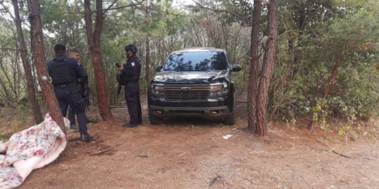 Detenido líder delincuencial y 6 cómplices con armas, droga y vehículos, en Pátzcuaro: SSP