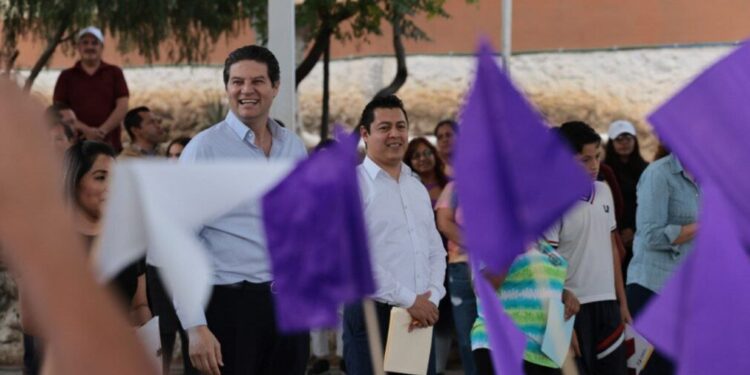 Profesores y directivos de escuelas públicas reconocen apoyo de Alfonso Martínez