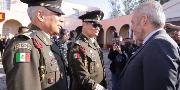 Asiste Bedolla a toma de protesta de nuevo comandante de la 21 Zona Militar