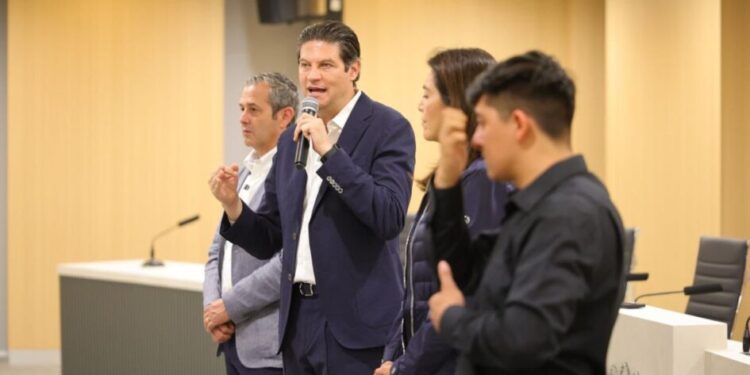 Refuerza Alfonso Martínez a Policía de Morelia; entrega 100 patrullas