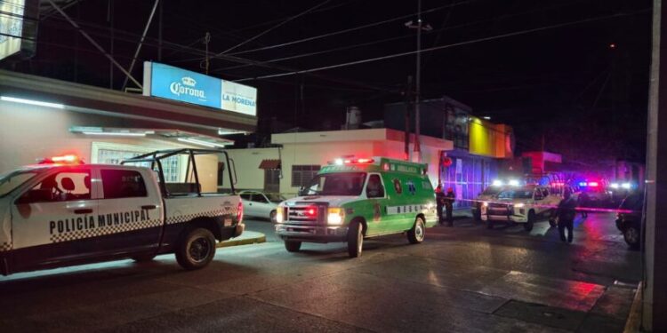 Tras violencia en Zacapu, supuestos pistoleros quemaron un tráiler y un autobús