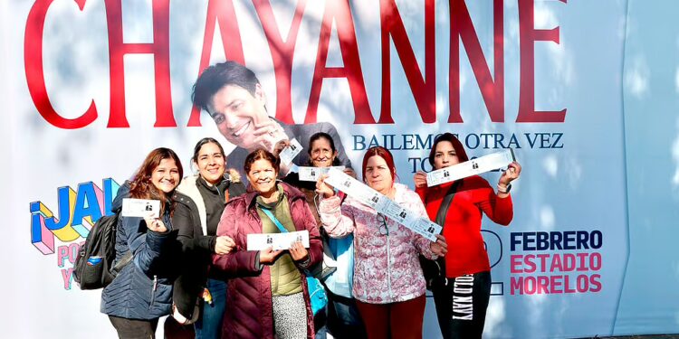 Michoacanos dejan todo por Chayanne; arranca canje de boletos en el Morelos