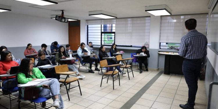 Miles de estudiantes realizan actividades académicas en la UMSNH sin contratiempos