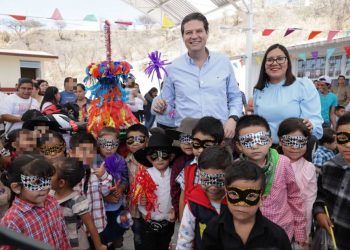 Entrega Gobierno de Alfonso Martínez, apoyo a escuelas públicas de la periferia