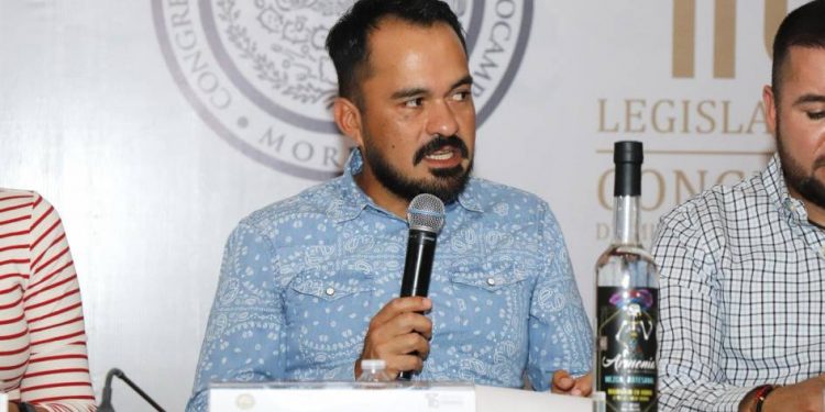 Impulsa Hugo Rangel iniciativa para mejorar producción mezcalera en Michoacán y haya mejores condiciones para el sector