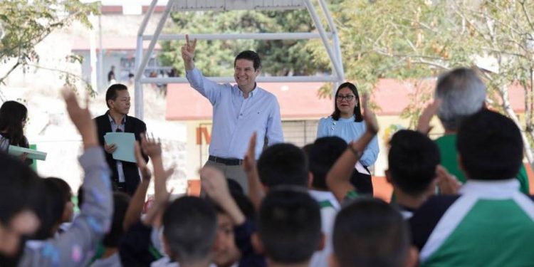 Con techumbres, Gobierno de Morelia mejora condiciones en escuelas y centros deportivos