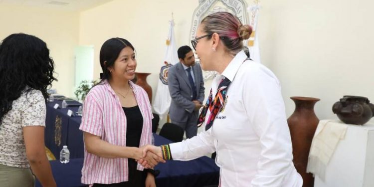 Ustedes deben ser las lideresas y los líderes del mañana, señala Yarabí Ávila ante moradoras y moradores de Casas del Estudiante