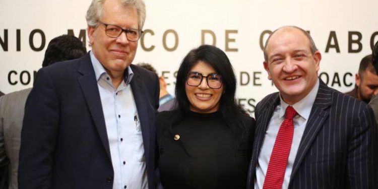 Celebra Vanhe Caratachea convenio para fortalecer la protección de la niñez y adolescencia