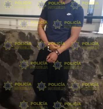 Policía Morelia asegura vehículo con reporte de robo y detiene a una persona