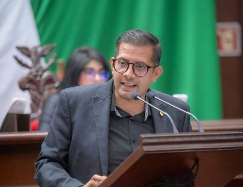 Pide Paz Torres mejores condiciones laborales para policías municipales de Michoacán