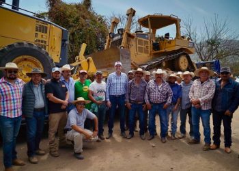 Arranca Alfonso Martínez rehabilitación de camino saca cosecha en Chiquimitío