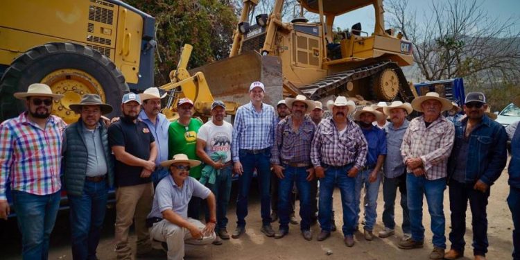 Arranca Alfonso Martínez rehabilitación de camino saca cosecha en Chiquimitío