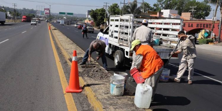 Gobierno de Morelia coloca luminarias en salida Pátzcuaro