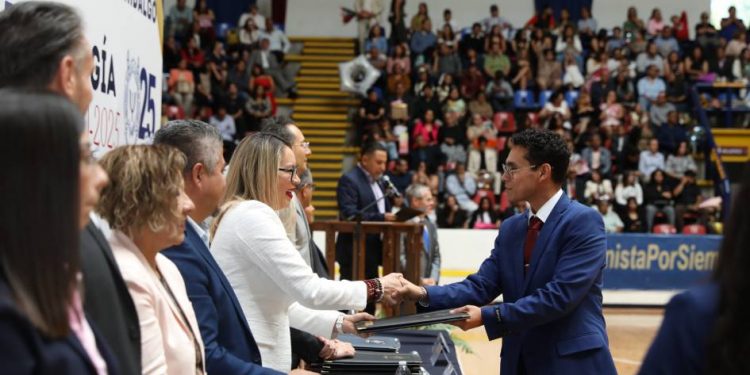 Trabajemos por una sociedad más justa e igualitaria, convoca Yarabí Ávila a egresados de Psicología