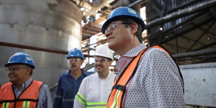 Visita Alfonso Martínez ingenio de azúcar en Santa Clara, Tocumbo