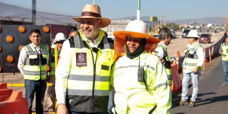 Michoacán sumará este año 2 mil km de carreteras rehabilitadas: Bedolla