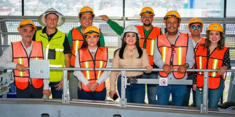 Gladyz Butanda y empresarios supervisan estaciones del teleférico de Uruapan