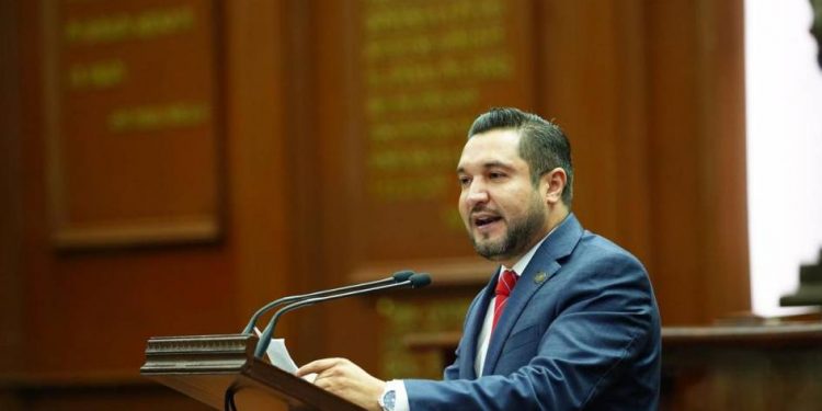 Helder Valencia plantea para Michoacán la no reelección consecutiva y combatir nepotismo