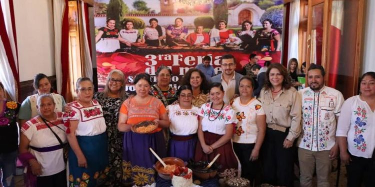 Comisión de Turismo acompaña presentación de la 3ra Feria del Mole en Santiago Tupátaro