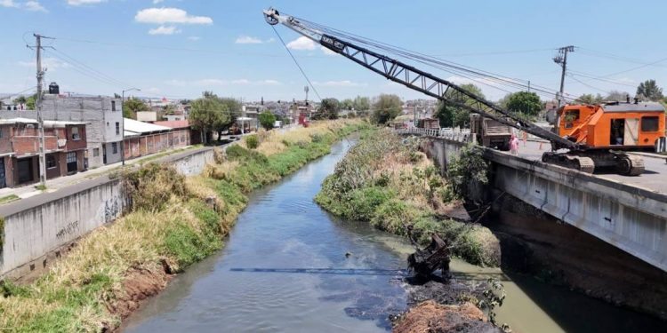 Inicia Ooapas dragado y desazolve en el dren de Los Itzícuaros