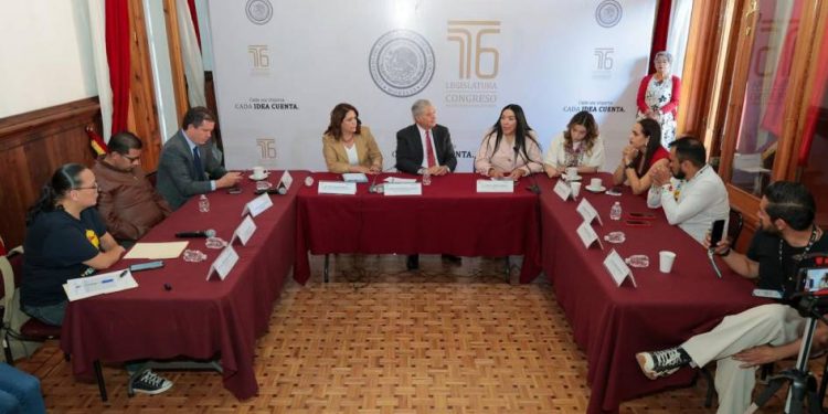 Recibe 76 Legislatura propuesta de iniciativa de manos de colectivo de periodistas