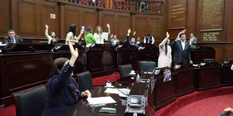 Exhorta Congreso a UMSNH a convenir con DIF para que sus adolescentes estudien de manera gratuita