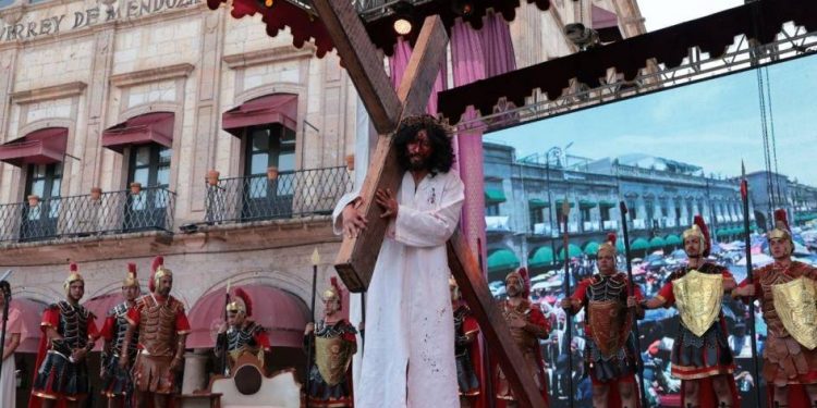 Reúne conmemoración del Viacrucis, a miles de familias en el centro de Morelia