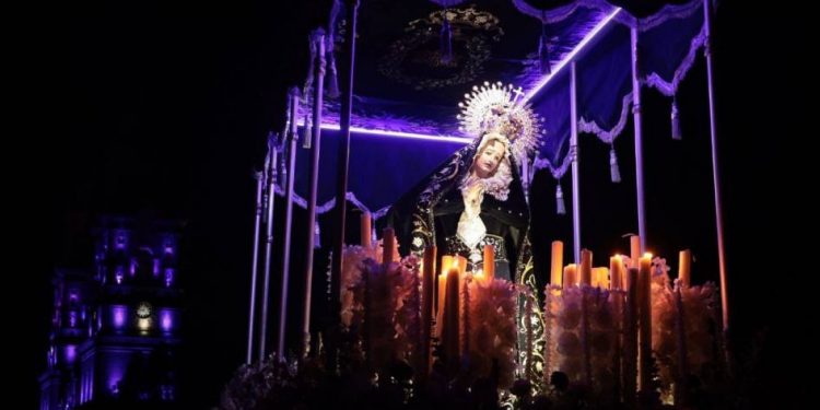 Cierra programa de Semana Santa con espectacular Procesión del Silencio