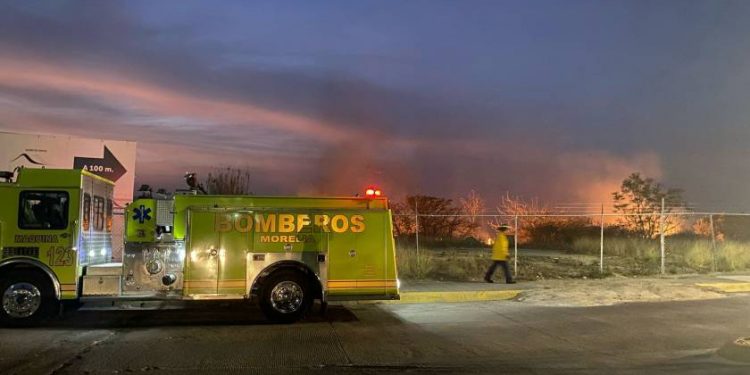Bomberos de Morelia Combaten incendio en Loma de Santa María
