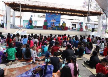 Entre porras para Alfonso y Paola, se realiza Feria de la Niñez en Capula y Tacícuaro