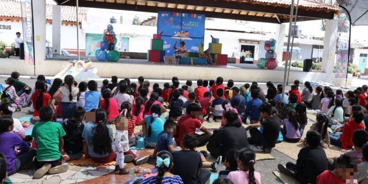 Entre porras para Alfonso y Paola, se realiza Feria de la Niñez en Capula y Tacícuaro