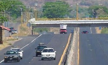 Libera Sedena vialidades en Apatzingán