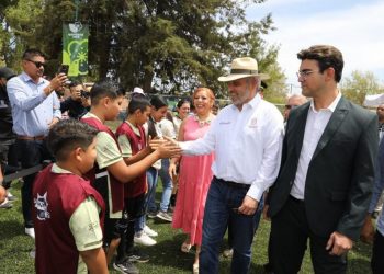 Bedolla entrega cancha de fútbol 7 a habitantes de Purépero