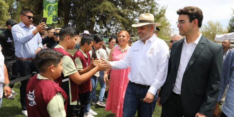 Bedolla entrega cancha de fútbol 7 a habitantes de Purépero