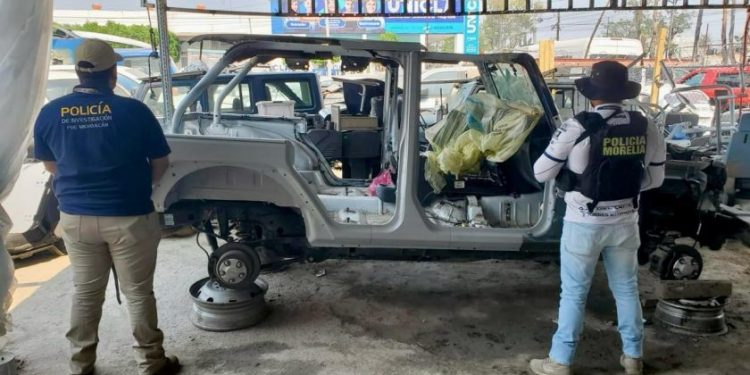 En cateo realizado en la colonia José Trinidad Salgado, en Morelia, asegura FGE vehículo con reporte de robo y alteración en sus medios de identificación