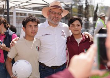 Con canchas de fútbol 7 y entrega de juguetes celebra Bedolla a niñas y niños