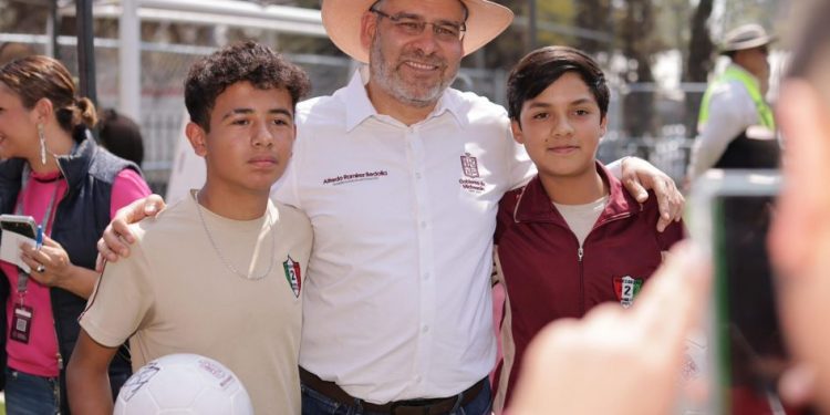 Con canchas de fútbol 7 y entrega de juguetes celebra Bedolla a niñas y niños
