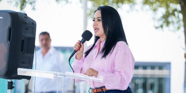 Entrega Gladyz Butanda escrituras a familias de Buenavista