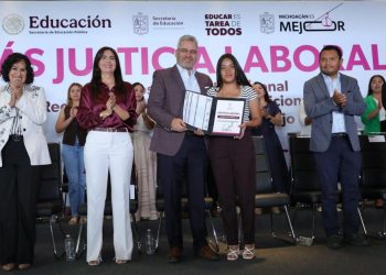 Ante 1,200 docentes, Bedolla arranca entrega de promociones a maestras y maestros