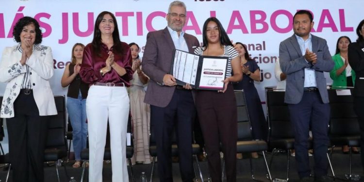 Ante 1,200 docentes, Bedolla arranca entrega de promociones a maestras y maestros