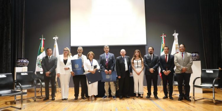 Yarabí Ávila entrega la Presea “Vasco de Quiroga” a destacados nicolaitas