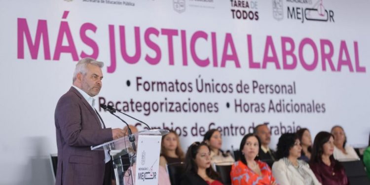 En gobierno de Bedolla, maestras y maestros en primer lugar de atención