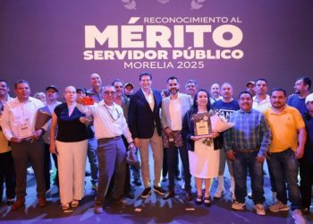 Premia gobierno de Alfonso Martínez a trabajadores destacados