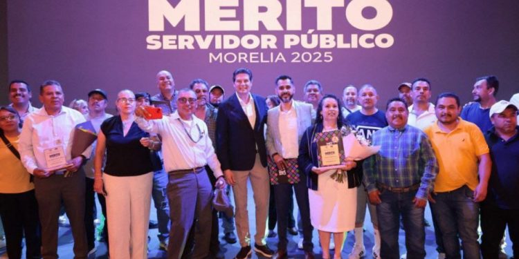Premia gobierno de Alfonso Martínez a trabajadores destacados