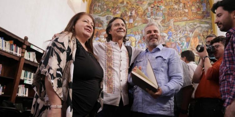 Presenta Bedolla la editorial de Michoacán Cuarta República