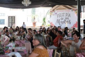 Festeja Alfonso Martínez a madres del Sindicato de Limpia y Transportes: Gobierno municipal-Morelia Informativo1